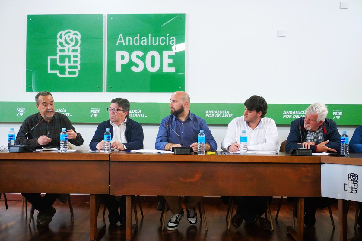 Juanfra_87's tweet photo. Reunión con asociaciones memorialistas de Andalucía.

Desde @psoedeandalucia estrechamos los lazos para hacer frente a lo retos de combatir la ola revisionista, presionar para que la Junta desarrolle ley de Memoria, reparar a las víctimas y hacer pedagogía entre los jóvenes. https://t.co/Ph8NVH8u8g