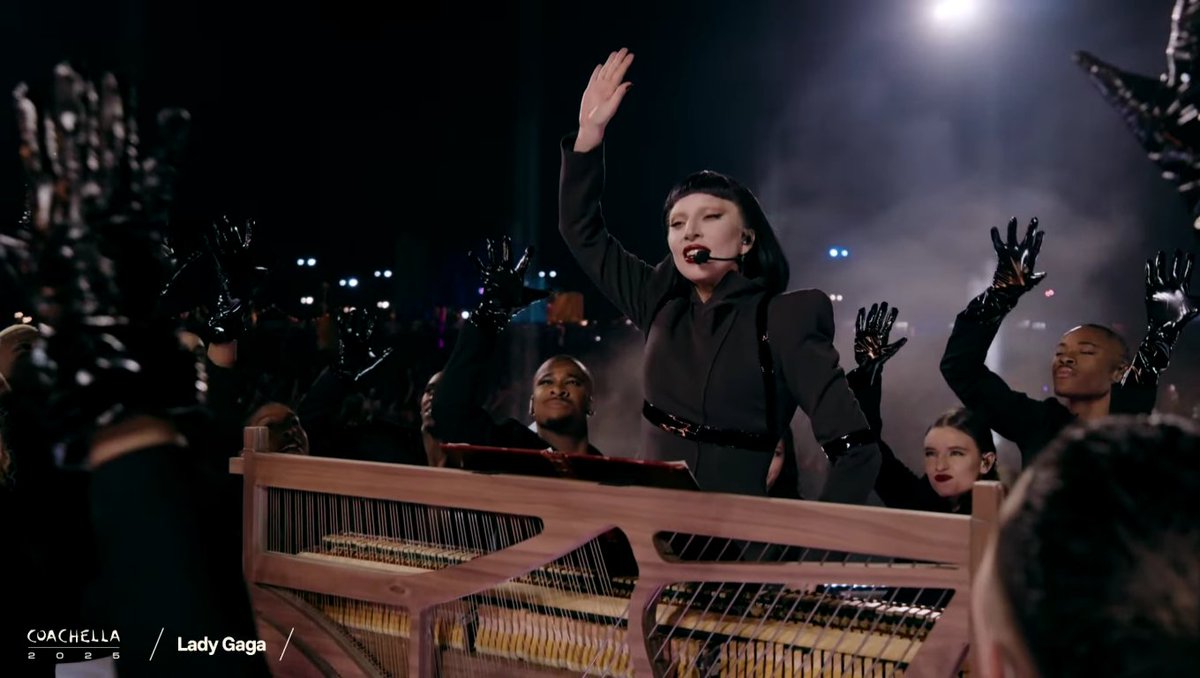“¡Levanten sus manos por su libertad y su orgullo! ¡Son unas malditas estrellas!”

— Lady Gaga durante su performance de "Born This Way" en #Coachella 🏳️‍🌈 #GAGACHELLA