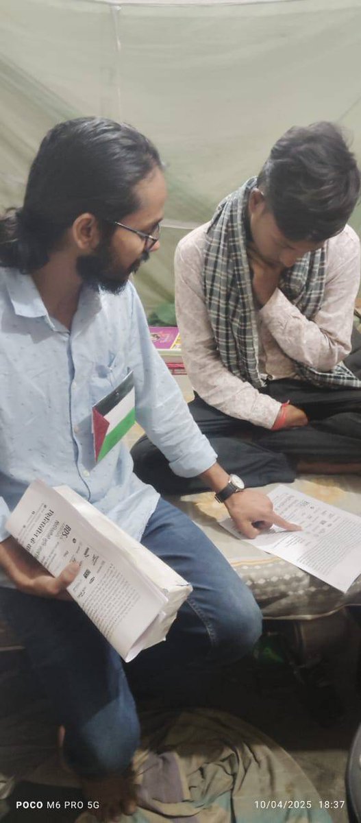 BDS_in_India's tweet photo. 10 अप्रैल को पटना के गोसाईं टोला में छात्रों के बीच इज़रायल द्वारा किये जा रहे नरसंहार और फ़िलिस्तीन के मुक्ति संघर्ष के बारे में परिचित कराते हुए अभियान चलाया गया। 

(1/7) https://t.co/mXVpPJ0t3Y