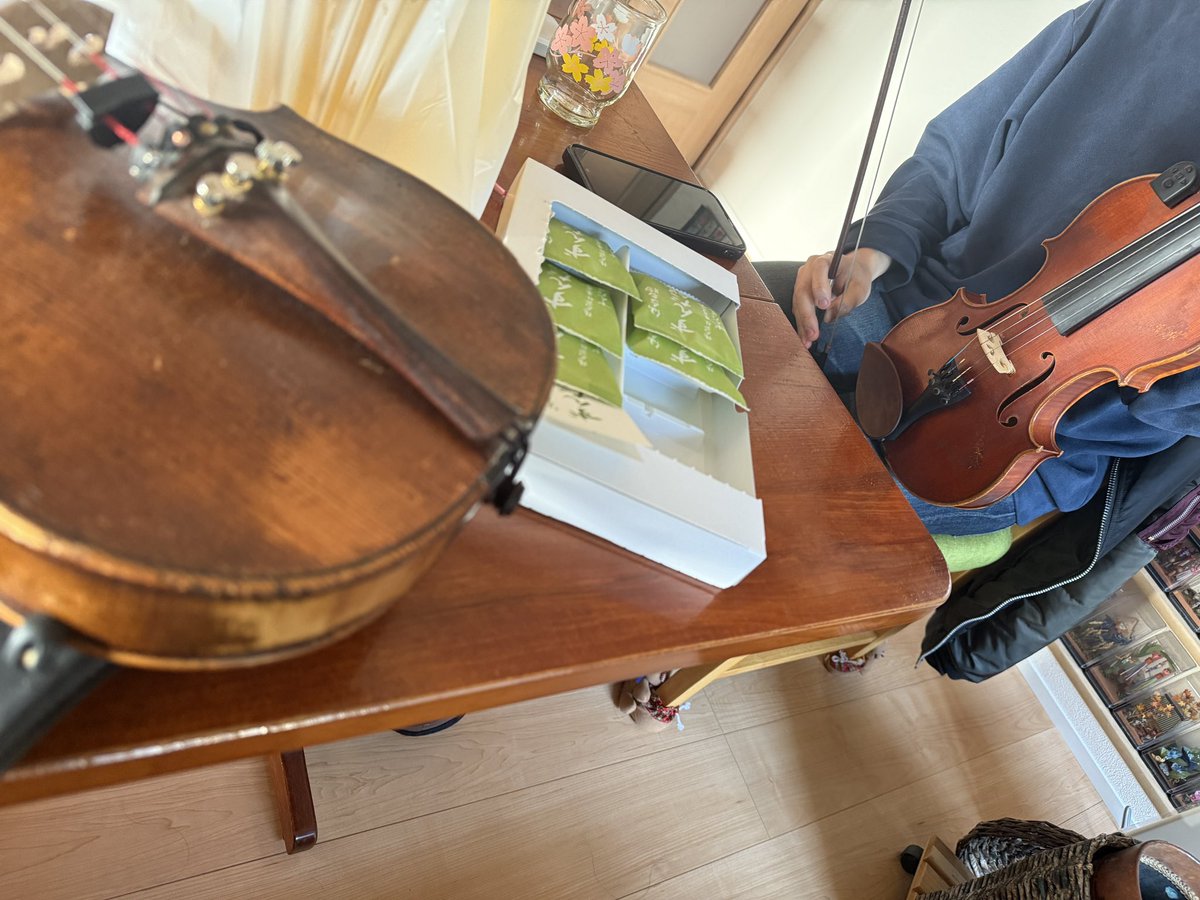 FooliShell's tweet image. アコーディオンミーティングの裏でフィドルミーティング(2人)開催しております笑