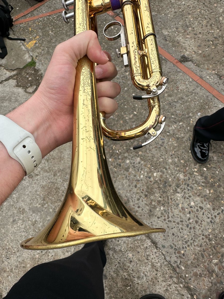 ¡ Pues efectivamente nos tocó ! 🥲

Así quedó la trompeta de una de nuestras componentes tras cruzar una persona por medio de la formación mientras tocábamos ayer en Sanlucar. 

🚫 Por eso volvemos a pedir encarecidamente…

¡¡ 𝐍𝐎 𝐏𝐀𝐒𝐀𝐑 𝐏𝐎𝐑 𝐌𝐄𝐃𝐈𝐎 𝐃𝐄 𝐋𝐀𝐒