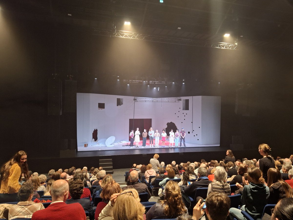 LPNeauphle's tweet photo. Derniers spectacles de l’année pour les élèves de l’option et de la spécialité théâtre :
➡️Cosmos écrit et mis en scène par Maëlle Poésy et Kevin Keiss, hommage à ces femmes pilotes américaines afin d’interroger notre rapport au temps, à l’espace et aux défis.
1/2 https://t.co/cO8i71cNJm