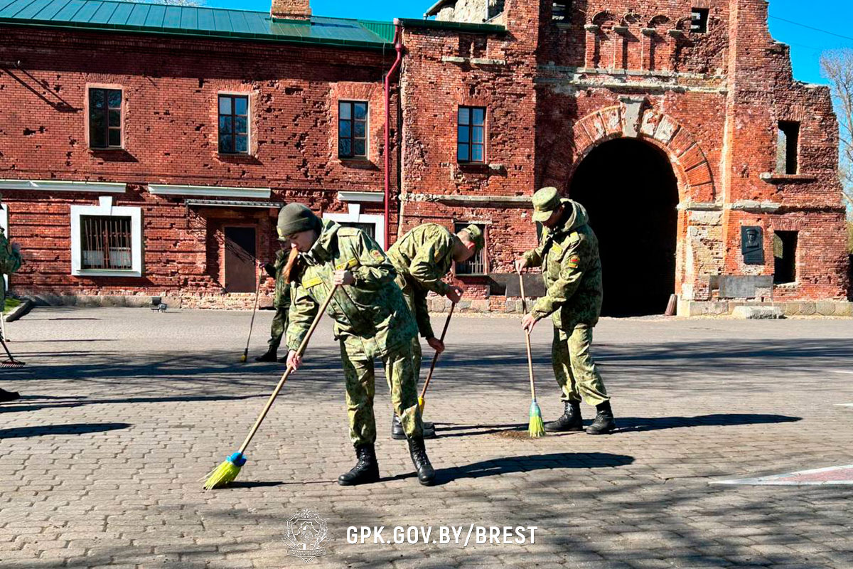 Brest_POGG's tweet photo. Брестские пограничники присоединились к республиканскому субботнику https://t.co/gyh1vShukh https://t.co/9Odifb3PvF