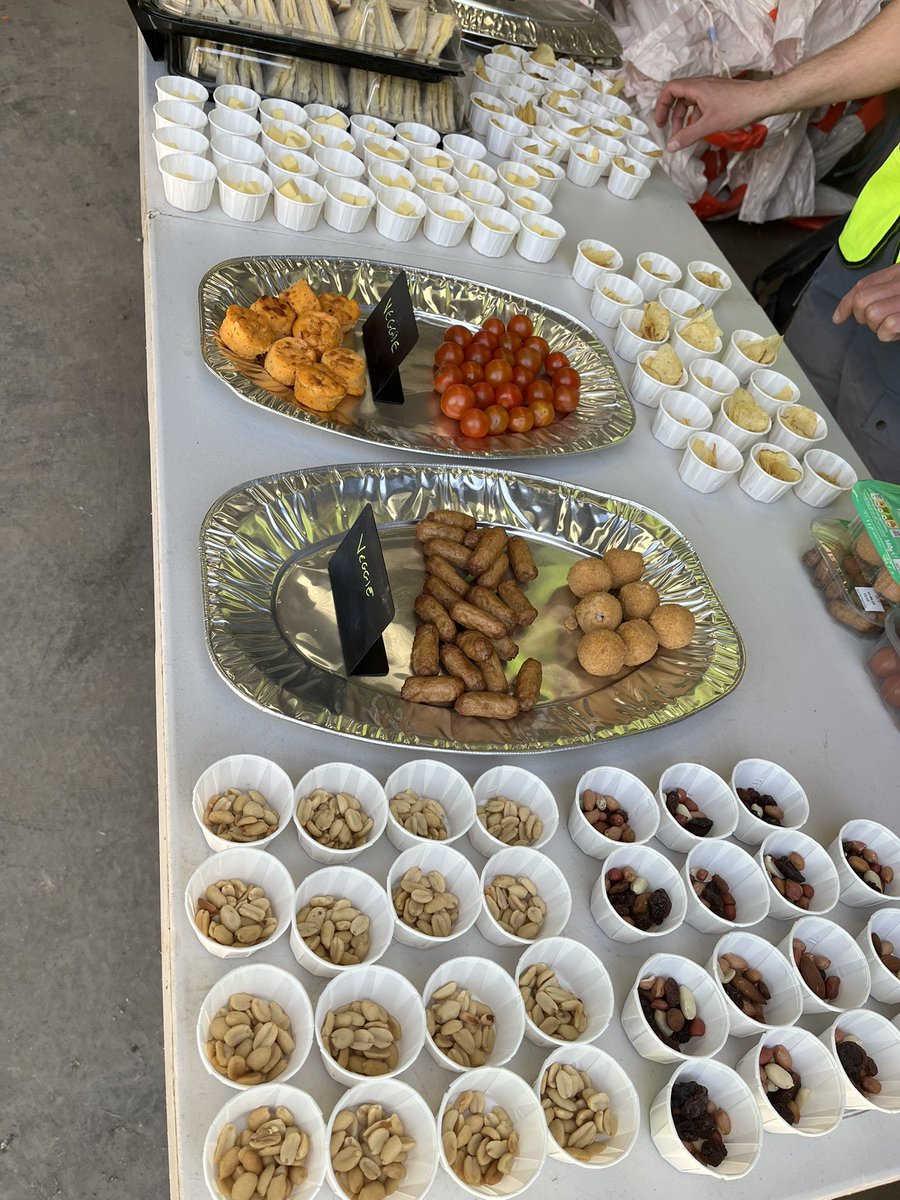 helsvarc's tweet photo. Housedean Checkpoint ready! 🍕🍔🍗🥐 #allthesnacks #volunteering @centurionrunner #SDW50 #ultrarunning
Good Luck runners https://t.co/pQo8c4a2Jj