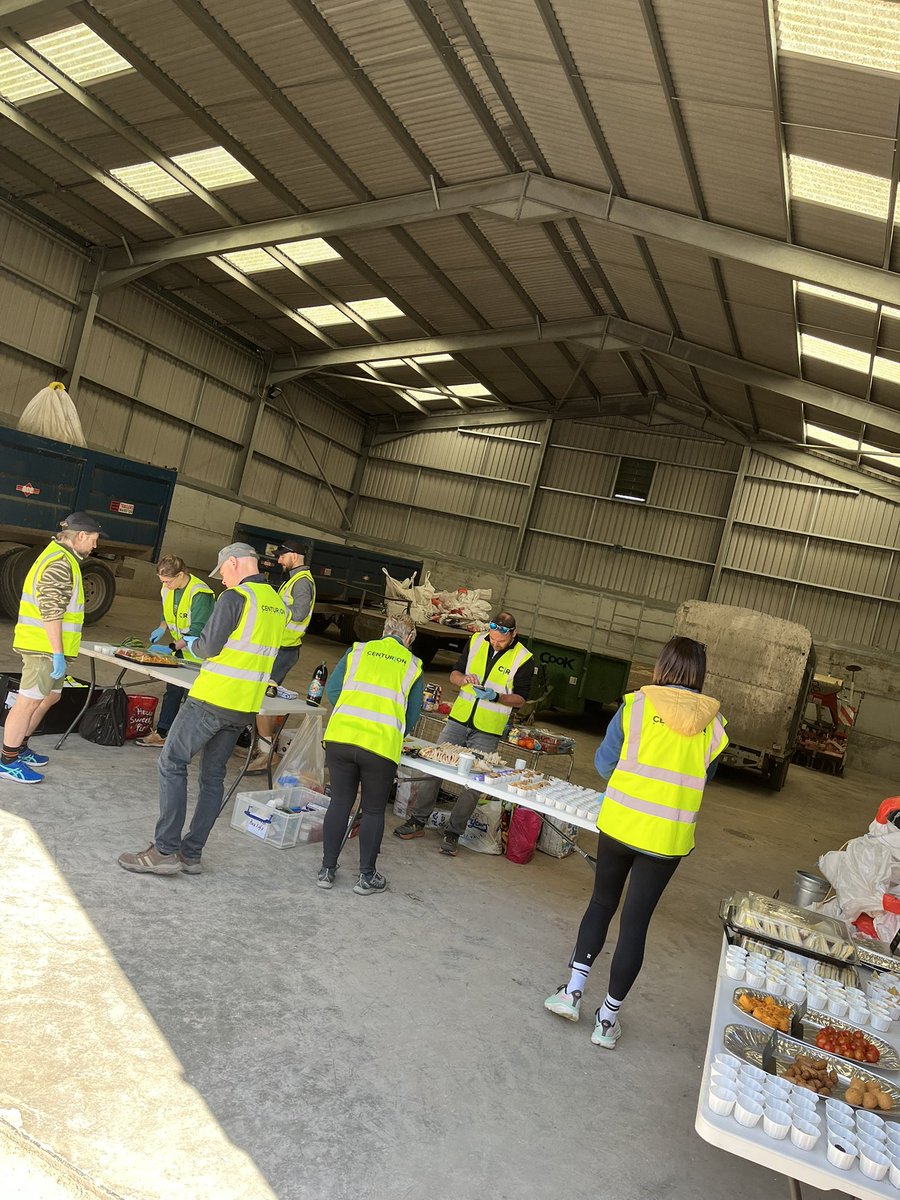 helsvarc's tweet photo. Housedean Checkpoint ready! 🍕🍔🍗🥐 #allthesnacks #volunteering @centurionrunner #SDW50 #ultrarunning
Good Luck runners https://t.co/pQo8c4a2Jj