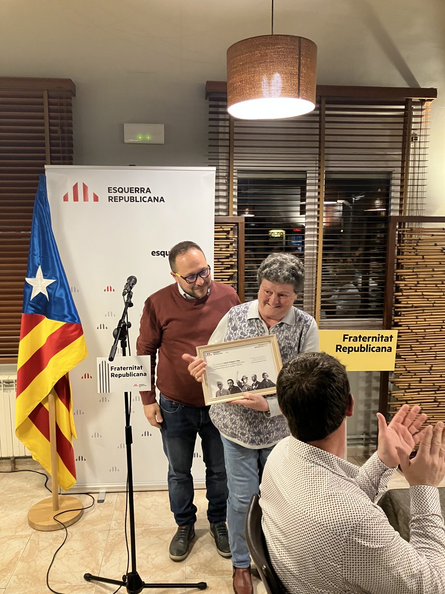 ERCEbre's tweet photo. Ahir a #Garcia @ERCEbre  va lliurar els guardons #FraternitatRepublicana a les persones que han representat en nom del partit el Govern de la Generalitat a #TerresdelEbre sota la presidència de Pere Aragonès. També reconeixement pòstum a David Artigues amb 47 anys de militància. https://t.co/g0rroJRGaR