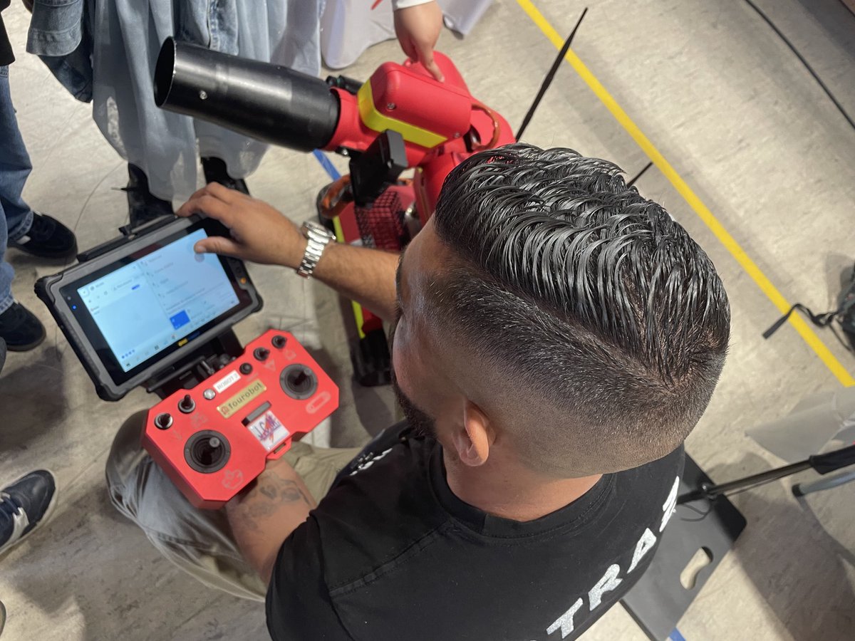 lelabtechno's tweet photo. Hier, nous étions au salon de la robotique, organisé par le collège, René Cassin à @AgdeOfficiel 
Nous avons admiré les travaux des élèves, des professionnels, des associations. Les pompiers nous ont présenté leur robot. 
Et REGO, a eu encore un grand succès. (record de selfie) https://t.co/Q2zZ3gQQyY
