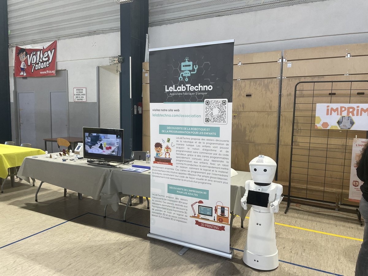 lelabtechno's tweet photo. Hier, nous étions au salon de la robotique, organisé par le collège, René Cassin à @AgdeOfficiel 
Nous avons admiré les travaux des élèves, des professionnels, des associations. Les pompiers nous ont présenté leur robot. 
Et REGO, a eu encore un grand succès. (record de selfie) https://t.co/Q2zZ3gQQyY