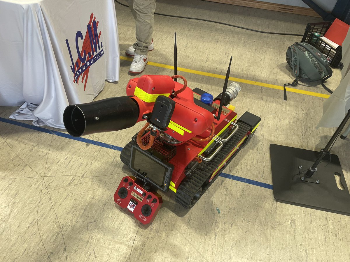 lelabtechno's tweet photo. Hier, nous étions au salon de la robotique, organisé par le collège, René Cassin à @AgdeOfficiel 
Nous avons admiré les travaux des élèves, des professionnels, des associations. Les pompiers nous ont présenté leur robot. 
Et REGO, a eu encore un grand succès. (record de selfie) https://t.co/Q2zZ3gQQyY