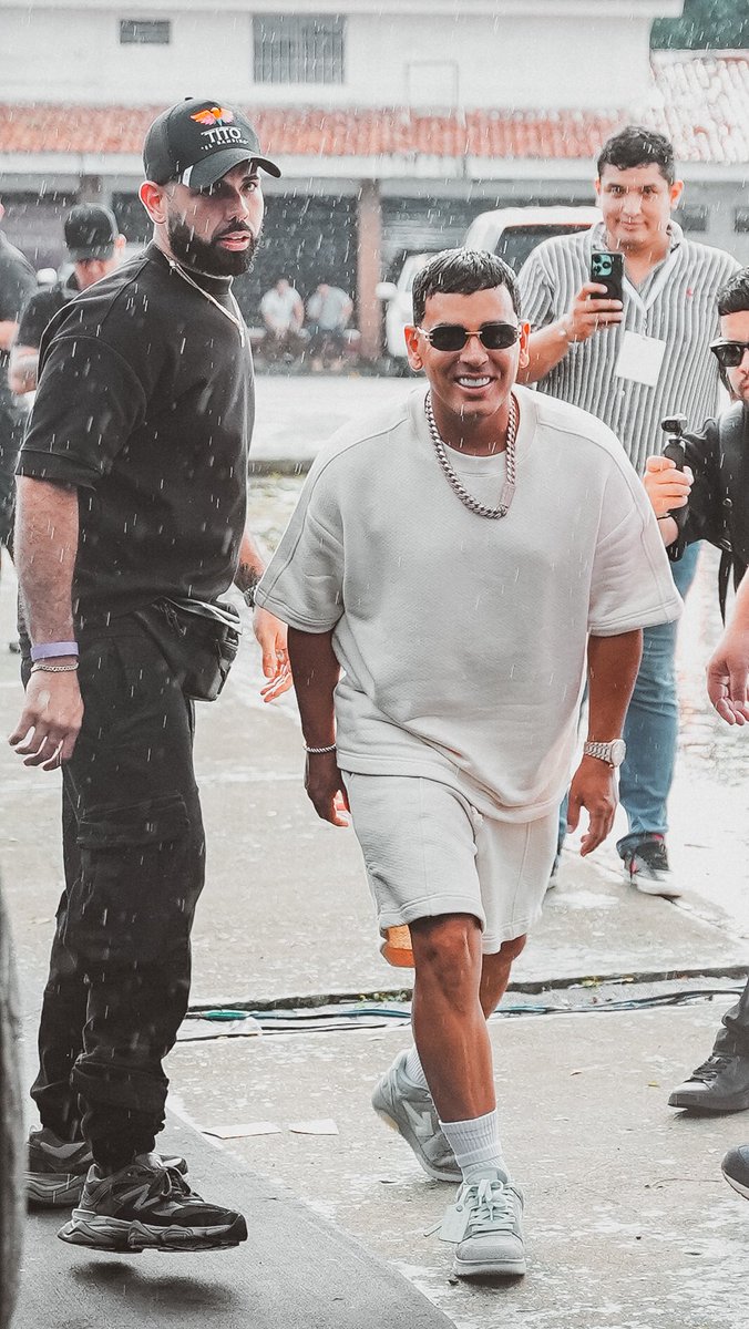 Bajo la lluvia o con sol, siempre con los míos y con el corazón lleno de gratitud. Gracias a la vida por permitirme vivir momentos como este, rodeado de energía real, de respeto y de gente que suma. Seguimos firmes, pa’lante y con propósito. ¡Esto apenas empieza!