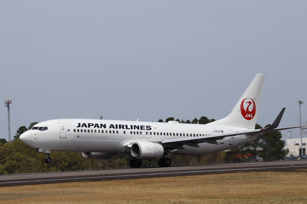 Aldebaran114's tweet photo. いつもと違うポイントから撮ってみました。📸
菜の花空港にようこそ🤗
#JAL #B737 #JA331J #高松空港 https://t.co/Frs8yeHche