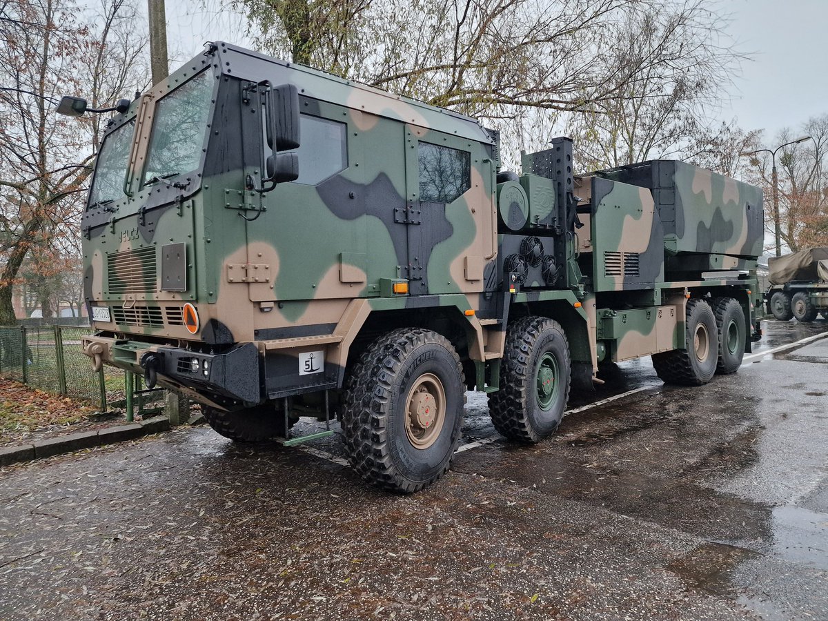 KwasekTomasz's tweet photo. We wtorek podpisanie pomiędzy Grupą WB i Hanwha Aerospace kluczowych warunków umowy do utworzenia i funkcjonowania spółki joint venture, której celem będzie rozwój i produkcja pocisków rakietowych dla Homara-K na terenie Polski. https://t.co/KXxNV0WWae