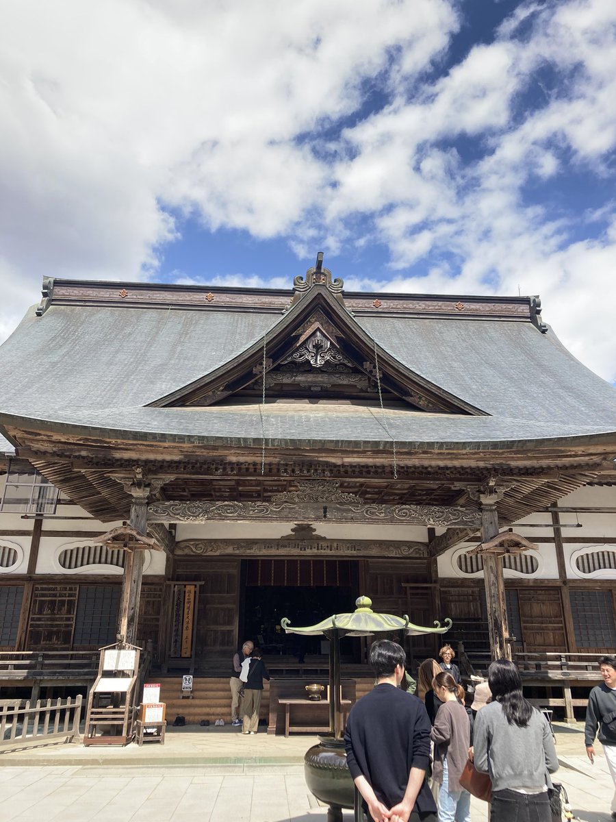 hirochabin's tweet photo. この旅のメイン、中尊寺金色堂を参拝してきました。
歩き過ぎて足が痛いです！
中尊寺金色堂の御朱印帳を買いました。
各お堂で書き置きの御朱印も頂きました。

#おじさんの日常
#おじさんの休日
#世界遺産
#中尊寺金色堂
#御朱印 https://t.co/7f8hQgPr0x