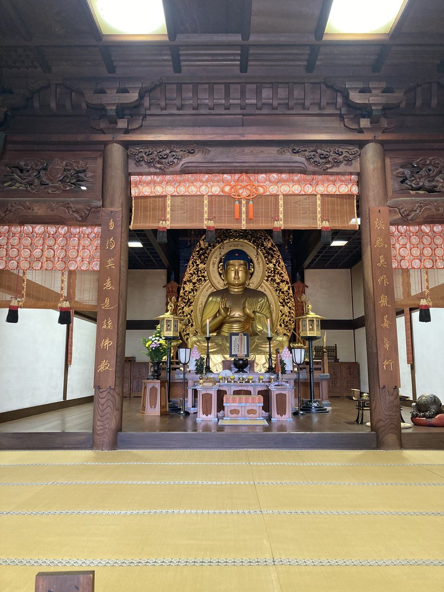 hirochabin's tweet photo. この旅のメイン、中尊寺金色堂を参拝してきました。
歩き過ぎて足が痛いです！
中尊寺金色堂の御朱印帳を買いました。
各お堂で書き置きの御朱印も頂きました。

#おじさんの日常
#おじさんの休日
#世界遺産
#中尊寺金色堂
#御朱印 https://t.co/7f8hQgPr0x
