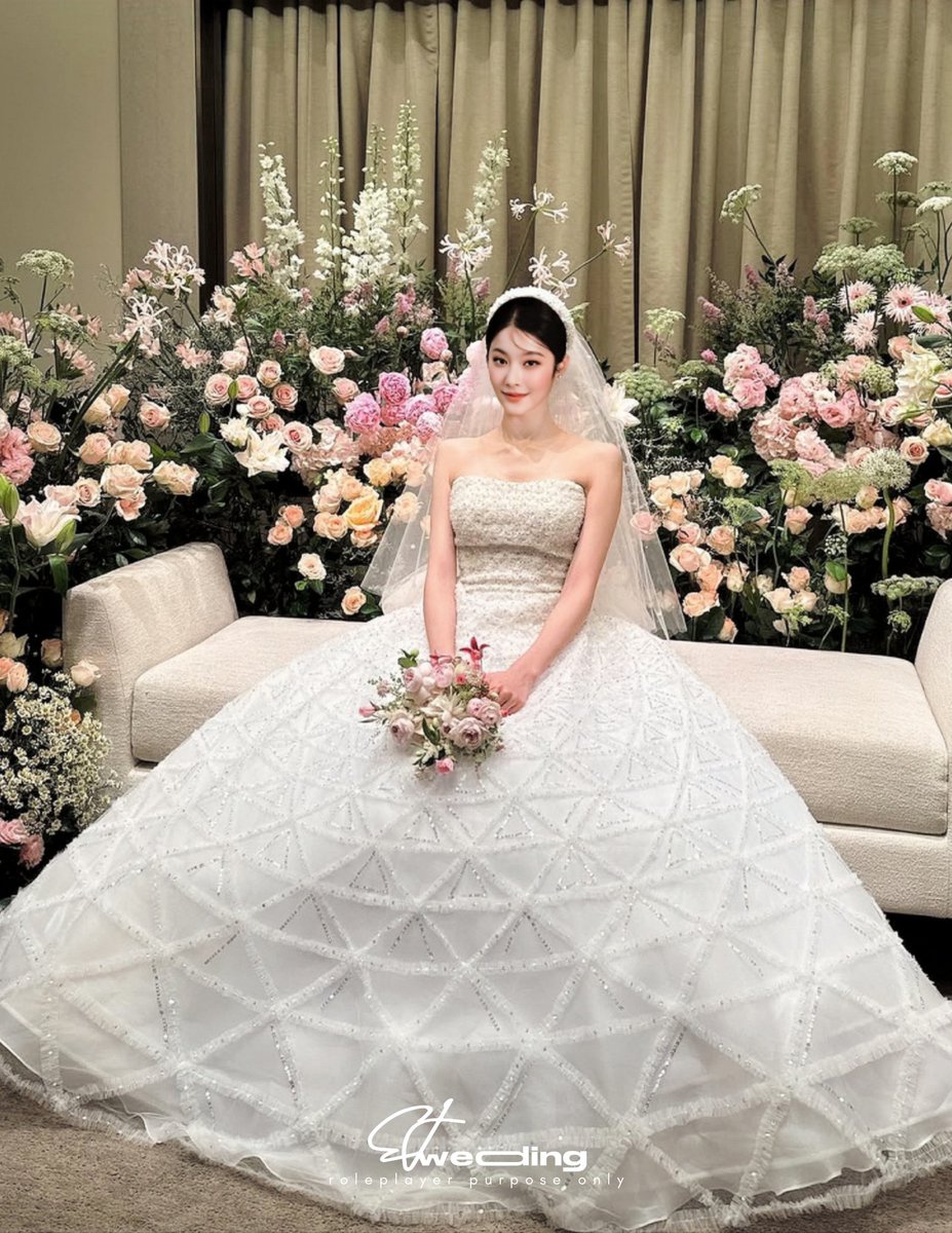 ⠀
📍 Bridal Room
Senyum sumringah, duduk tenang, namun hati bergejolak gugup setengah mati. Semoga dilancarkan sampai akhir acara, amin. #EJ結婚式 
⠀