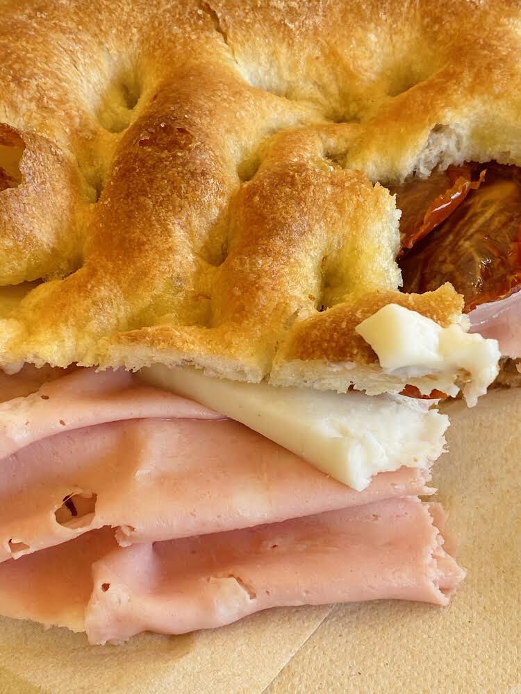 Aujourd’hui, départ pour l’Italie sans quitter les épiceries. Je vous file mes 10 recommandations (sacrées) pour éviter les traquenards, repérer les vraies pépites et faire des courses dignes de ce nom. 
À lire avant de claquer 14 balles dans un pesto douteux.⬇️