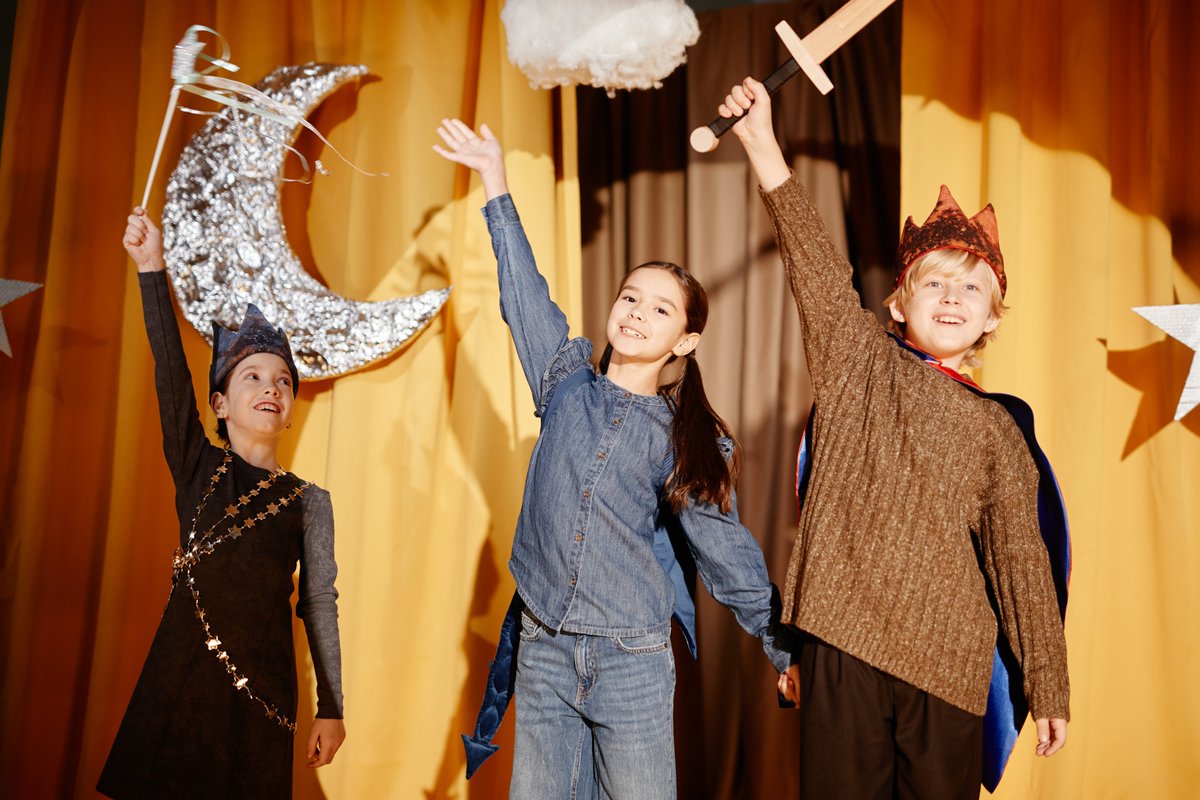 omgtheatreshows's tweet photo. Discover children's theatre with OMG SHOWS, bringing stories to life for preschool kids in Ireland! Our educational adaptations promise a fun family outing, fostering imagination and smiles. Join us for captivating performances and modern magic. #goldilocks #childrenstheatre https://t.co/anJr0zdMjo