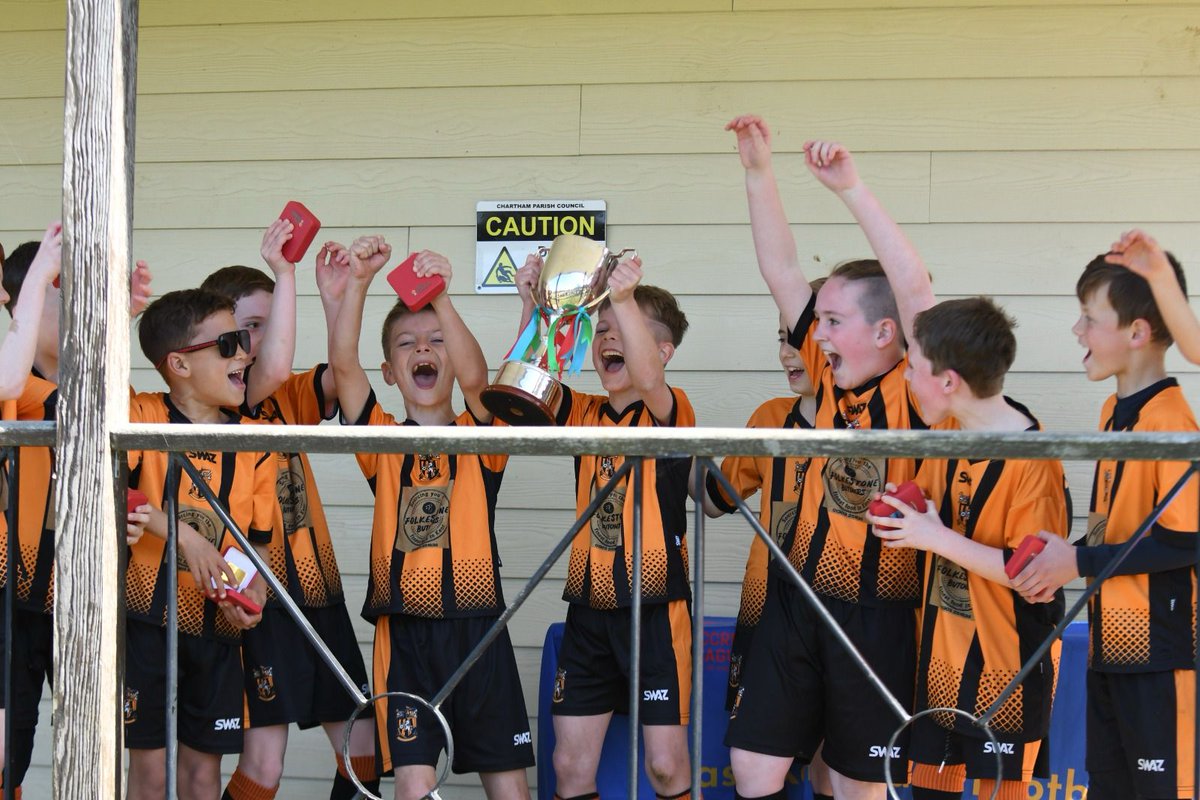 invicta_fc's tweet photo. Congratulations to our U9s who won the East Kent Youth League Steve Ginger Memorial Cup against Kennington 🖤🧡🏆🔥

The future is bright ⚽️

@FIFC https://t.co/A1DqaPCa5B