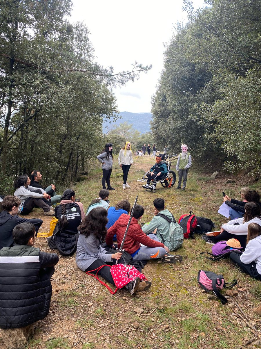 10 d'abril: Via Annia, un camí d'unió del Ripollès i la Garrotxa. 

Gaudint del camí amb l'alumnat de 1r d'ESO de l'Abat Oliba de Ripoll i provant la nova Joëlette del @pnterfreser amb uns amortidors i la roda ampla que ens faciliten la tasca i aporten més comoditat a l'usuari.