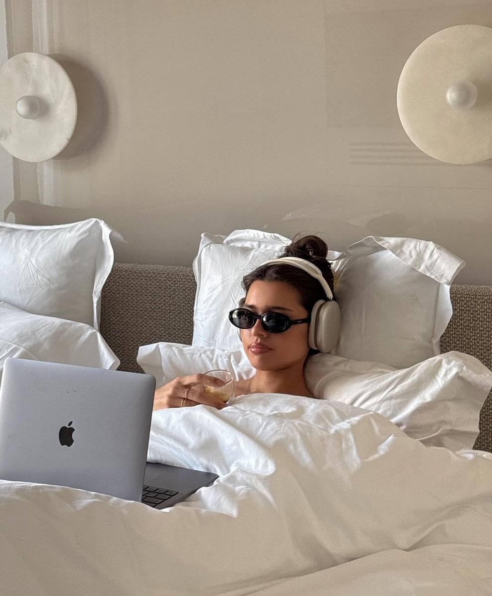 _annnsophie's tweet photo. weekend plans https://t.co/0EaAn6Ygww