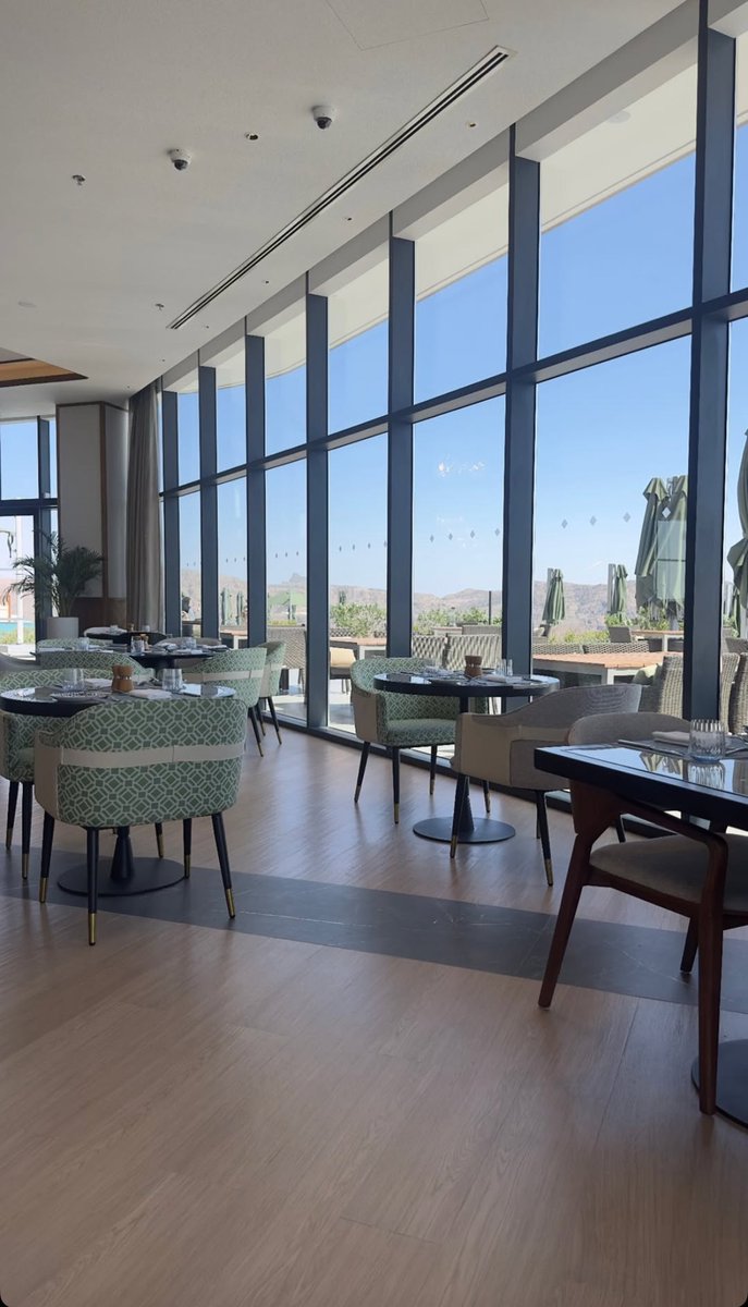 وأرى بشارات السماءِ قريبةً
إنَّ الشدائِدَ بَعدهُنّ رخَاءُ 

فغدًا سيرتحلُ الظلامُ وينجلي
ويُشِعُّ مِن بينِ الضلوعِ ضِياءُ

واللهِ لن أخشى الحياةَ وضِيقَها
ما دامَ لي فوقَ السماءِ رجاءُ

ما بين آمالي إلى تحقيقِها 
صِدقُ اليقينِ وسَجدةٌ ودعاءُ 
⁦<a href="/majed_cs/">د. ماجد عبدالله</a>⁩