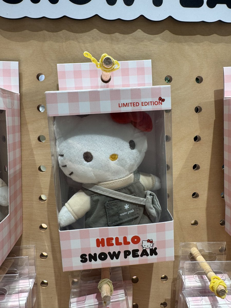 ハローキティ - HELLO  PEAK 限定版ぬいぐるみハローキティ×スノーピーク スノーピークとキティちゃんのコラボ🌸🎀限定と聞くと欲しくなる〜！