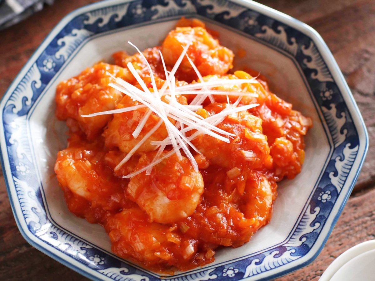 gucci_fuufu's tweet photo. え…これおうちで作れるの？お店の味超えてる・・！
辛み、コク、うまみ全部入った究極の味わい・・・やみつき！

【本格エビチリ】

えびに塩こしょう、片栗粉。フライパンにごま油、えび。油、にんにく、しょうが、豆板醤、ネギ、合わせ調味料。えびを戻し水溶き片栗粉でとろみ。

詳しいレシピ👇 https://t.co/q7nQmhCpsw