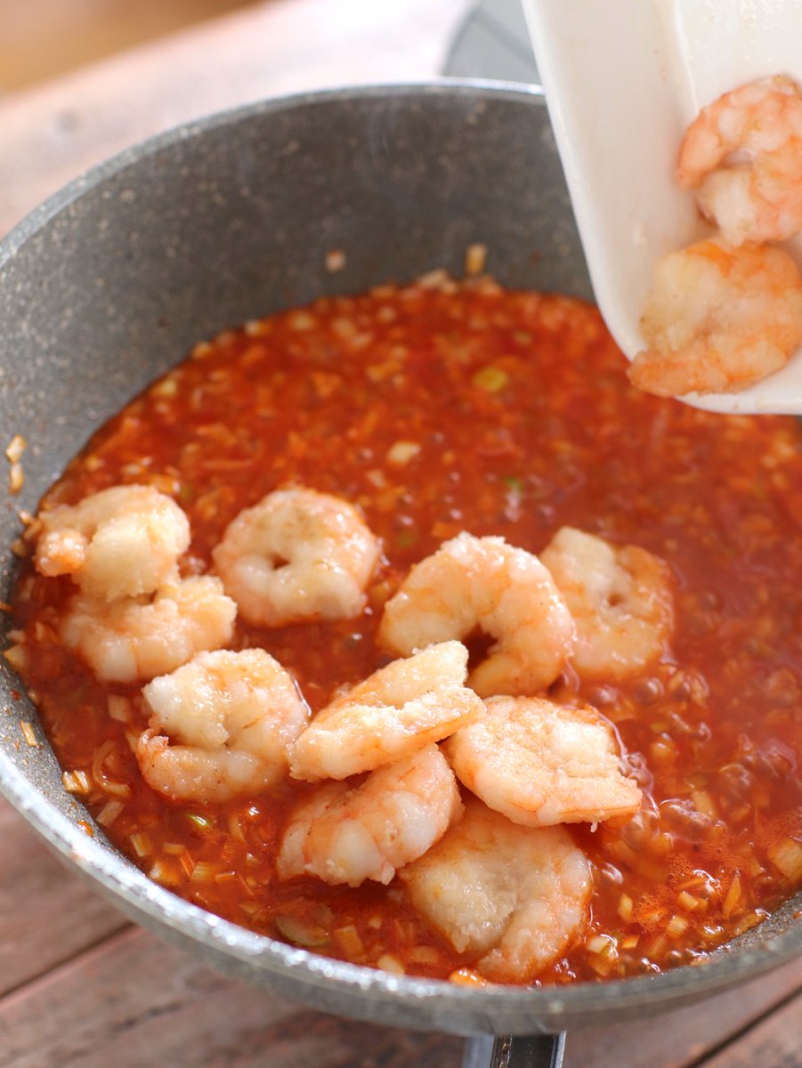 gucci_fuufu's tweet photo. え…これおうちで作れるの？お店の味超えてる・・！
辛み、コク、うまみ全部入った究極の味わい・・・やみつき！

【本格エビチリ】

えびに塩こしょう、片栗粉。フライパンにごま油、えび。油、にんにく、しょうが、豆板醤、ネギ、合わせ調味料。えびを戻し水溶き片栗粉でとろみ。

詳しいレシピ👇 https://t.co/q7nQmhCpsw