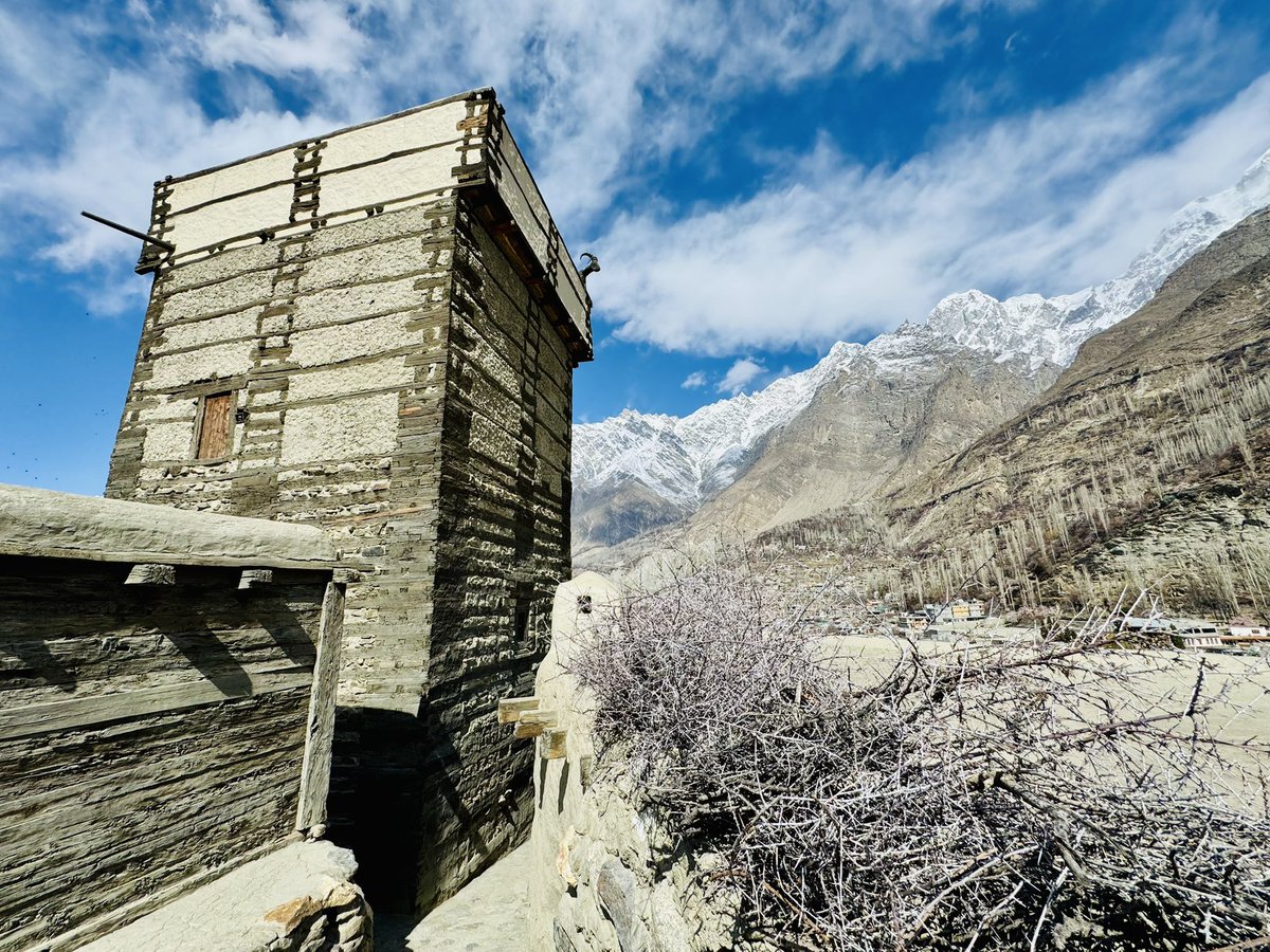 DanStoenescu's tweet photo. 🧵1/5 On a recent journey to Gilgit-Baltistan, in northern 🇵🇰, I had the privilege of visiting the historic Altit Fort and its serene Royal Garden 🏰🌿 — a place where time seems to stand still. #AltitFort #GB https://t.co/vc3c72eAj6