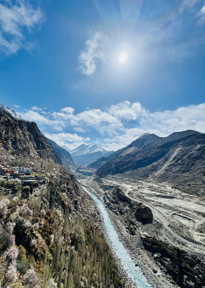 DanStoenescu's tweet photo. 🧵1/5 On a recent journey to Gilgit-Baltistan, in northern 🇵🇰, I had the privilege of visiting the historic Altit Fort and its serene Royal Garden 🏰🌿 — a place where time seems to stand still. #AltitFort #GB https://t.co/vc3c72eAj6