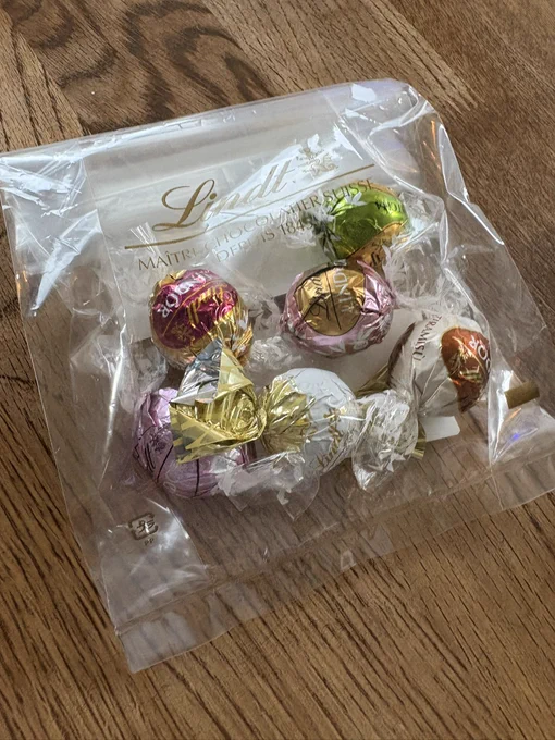 昨日お出かけしてきたついでにリンツで期間限定のリンドールいっぱい買ってきたから毎日1粒生きる楽しみが出来たよ 