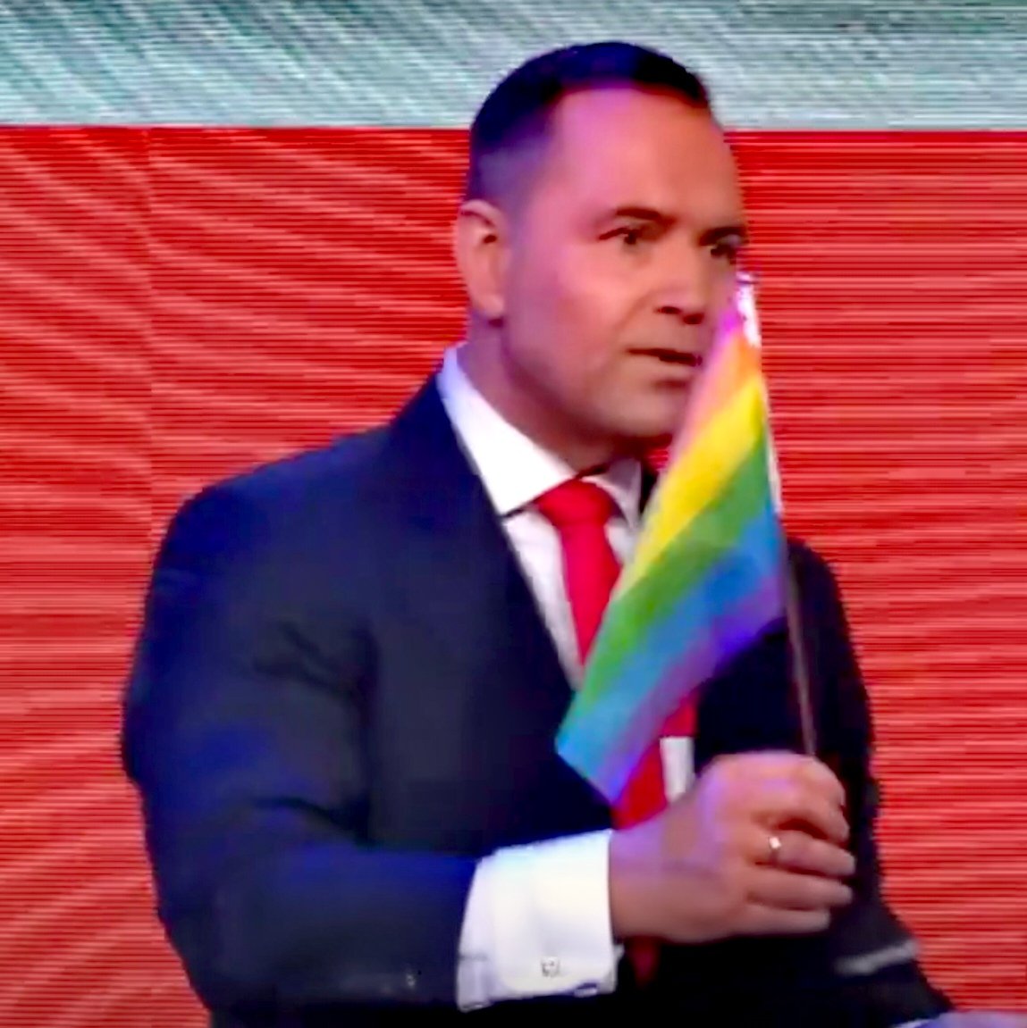 OmzRi's tweet photo. KAROL NAWROCKI ROZDAJE FLAGI LGBT - BRAWO!🏳️‍🌈

Podczas wczorajszej debaty w miejscowości Końskie pan Karol Nawrocki postanowił wykonać piękny gest i zaczął rozdawać innym uczestnikom tęczowe flagi LGBT.

Odbieramy to jako gest poparcia dla gejów, lesbijek i innych osób nieheteronormatywnych ze strony kandydata Prawa i Sprawiedliwości.

Dziękujemy Panie Karolu, że postanowił Pan wprowadzić do debaty publicznej temat prześladowania osób homoseksualnych. 

Kto wie może ten gest to decyzja samego Jarosława Kaczyńskiego?❤️🏳️‍🌈❤️

_____
Wspieraj naszą organizację. 

Swoimi działaniami udowadniamy codziennie, że warto wspierać działania naszej organizacji - jesteśmy najskuteczniejsi w ściganiu rasistów, ksenofobów i prorosyjskich faszystów. 

Wspieraj nas:
PayPal i karta płatnicza: https://t.co/UoCbYqT979
zbiórka: https://t.co/xTFhjOmyqo

Dane do przelewu:
nr konta 19 2490 0005 0000 4520 8435 8540
Ośrodek Monitorowania Zachowań Rasistowskich i Ksenofobicznych
Plac Dąbrowskiego 5
00-057 Warszawa
tytuł : "darowizna na działalność statutową"
IBAN : PL19249000050000452084358540
SWIFT: ALBPPLPW

Uruchomiliśmy nasz profil na portalu Patronite, będziemy zobowiązani jeśli zdecydujecie się Państwo zostać naszymi patronami:
https://t.co/mDBDrRpCHD

@Nawrocki25 
@pisorgpl
