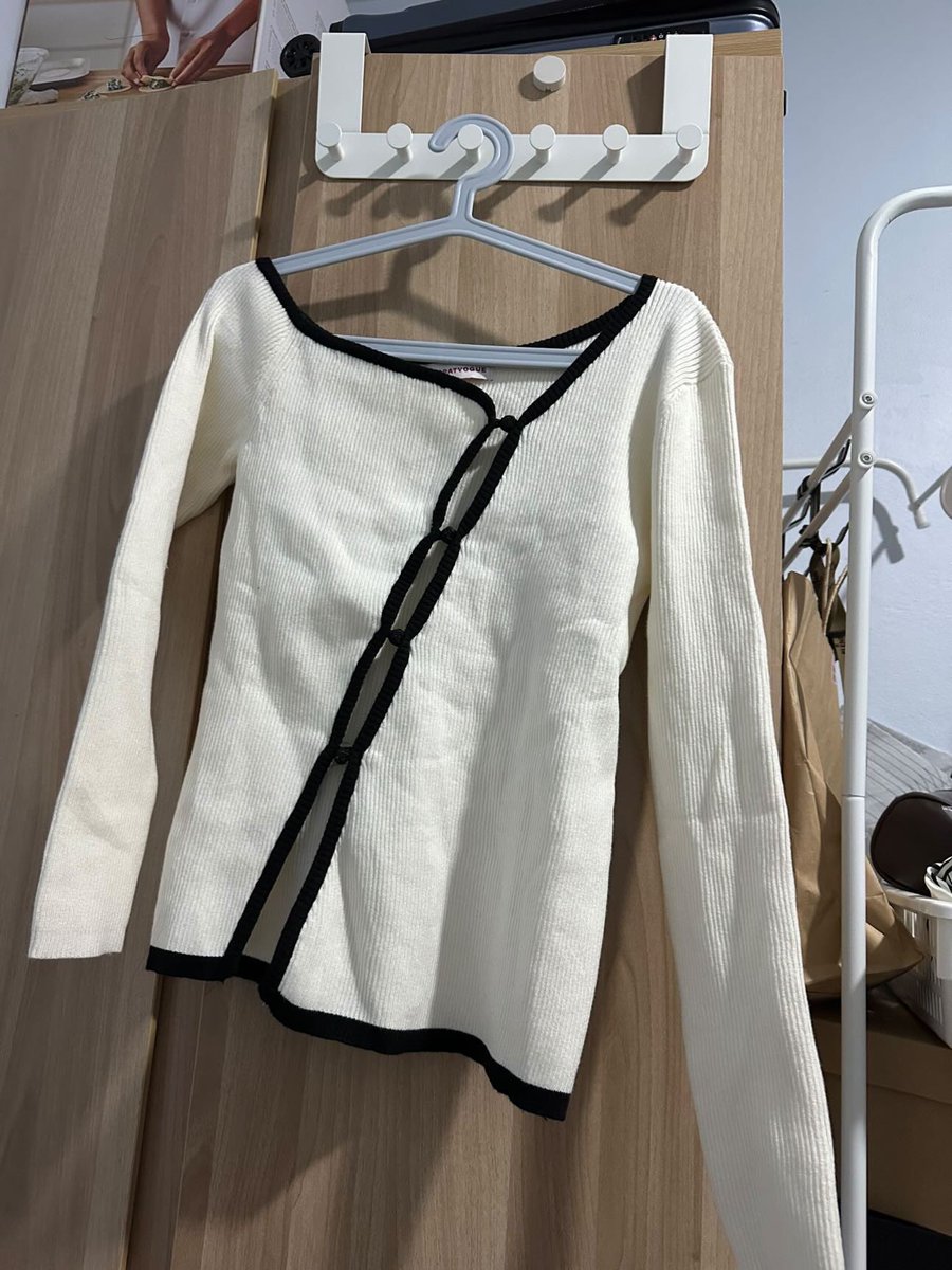 Gagagip's tweet photo. NAPATVOGUE - PERS KNIT TOP ส่งต่อ 190.-🥺
เสื้อไหมพรม ดีเทลปาดไหล่ 1 ข้าง
อก 30-40" https://t.co/in1IIdfr0H