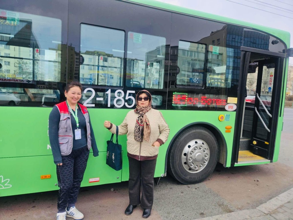 🥰Автобусны жолооч 10 гаруй сая төгрөгийн үнэ бүхий зүйлсийг эзэнд нь олж өгчээ
“Зорчигч тээвэр хоёр” ОНӨААТҮГ-ын жолооч Ч.Энхчимэг өөрийн хариуцсан чиглэлд үүрэг гүйцэтгэж байхдаа зорчигчийн мартсан тортой эд зүйлсийг олж, хадгалан, эзэнтэй нь шуурхай холбогдон өгчээ👍👍👍