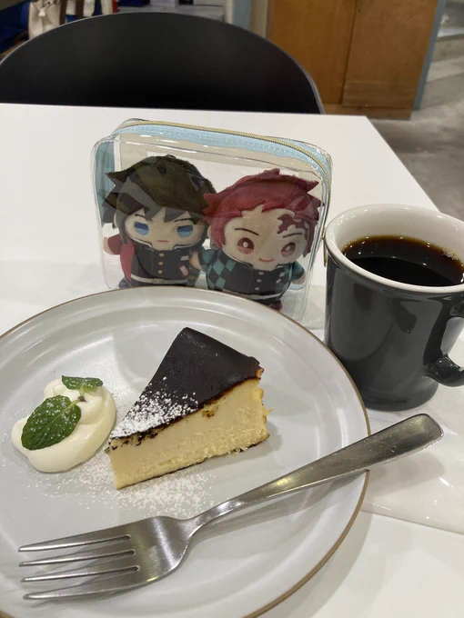 バスクチーズケーキが看板のカフェ本当に美味しかった今度はも一緒に若者向けシンプル内装のお店だったから急いで出して急いで撮った連れがいないと撮影難しい 