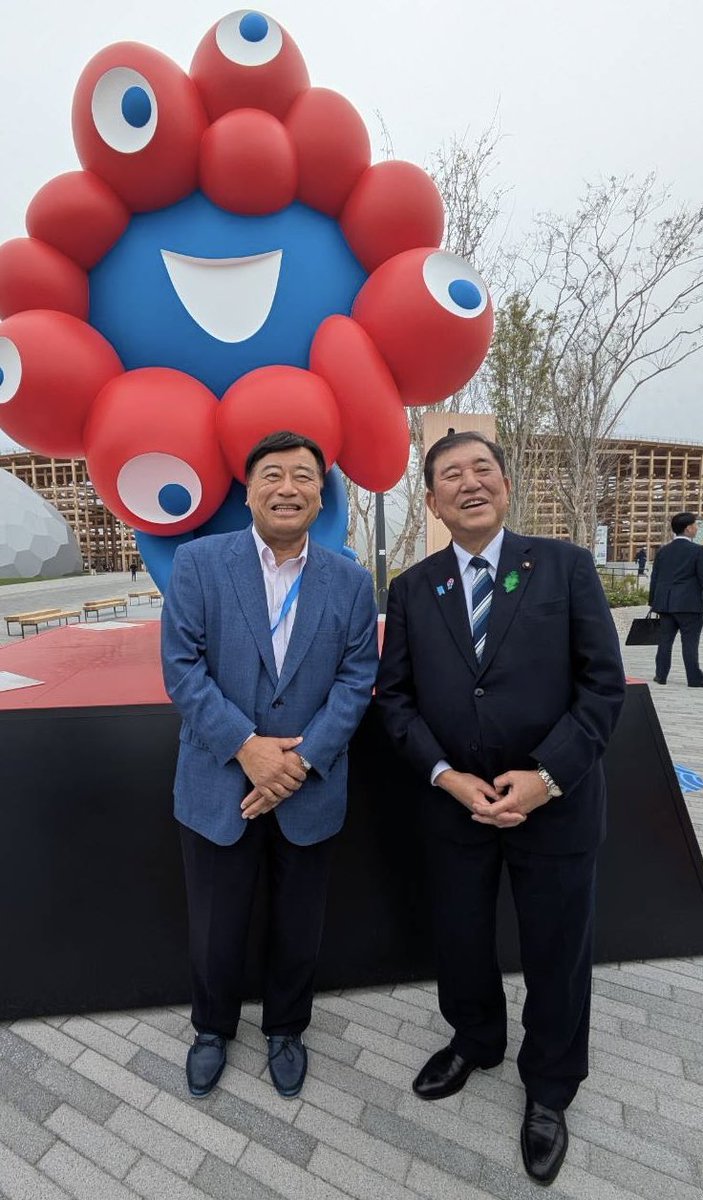 yumegroup's tweet photo. 夢グループの石田です。
万博開会式が終わり、会場を色々見学していたら、石破総理とお会いできました😃
経済産業省の方が、私たちに気づいてくださり、総理にお声をかけていただきました。
総理から万博PRのご相談をいただいたお礼を言いたかったので、お会いできて本当に嬉しかったです。

総理から「70年代のアイドルコンサートやって欲しい。司会は石田社長と保科さんで」とリクエストをいただきました‼️
がんばります😃

#大阪関西万博
#石破総理
#EXPO2025