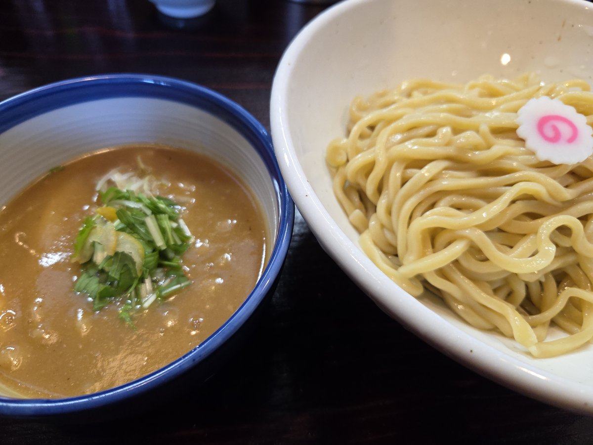 Suikyo2015's tweet photo. つけ麺 蔓（藤沢市）
濃厚つけ麺
本日、吉本家跡地に新規オープンしたつけ麺店。まずは麺。滑らかな肌の弱縮れ太麺は、冷水で締められ、噛みしめる度に力強いコシと香りが楽しめる。トロトロのスープは複雑系の旨味にフルーティな甘みも感じるオリジナル。今後、追加予定とされる淡麗つけ麺も期待大。 https://t.co/dwtycYKP6A
