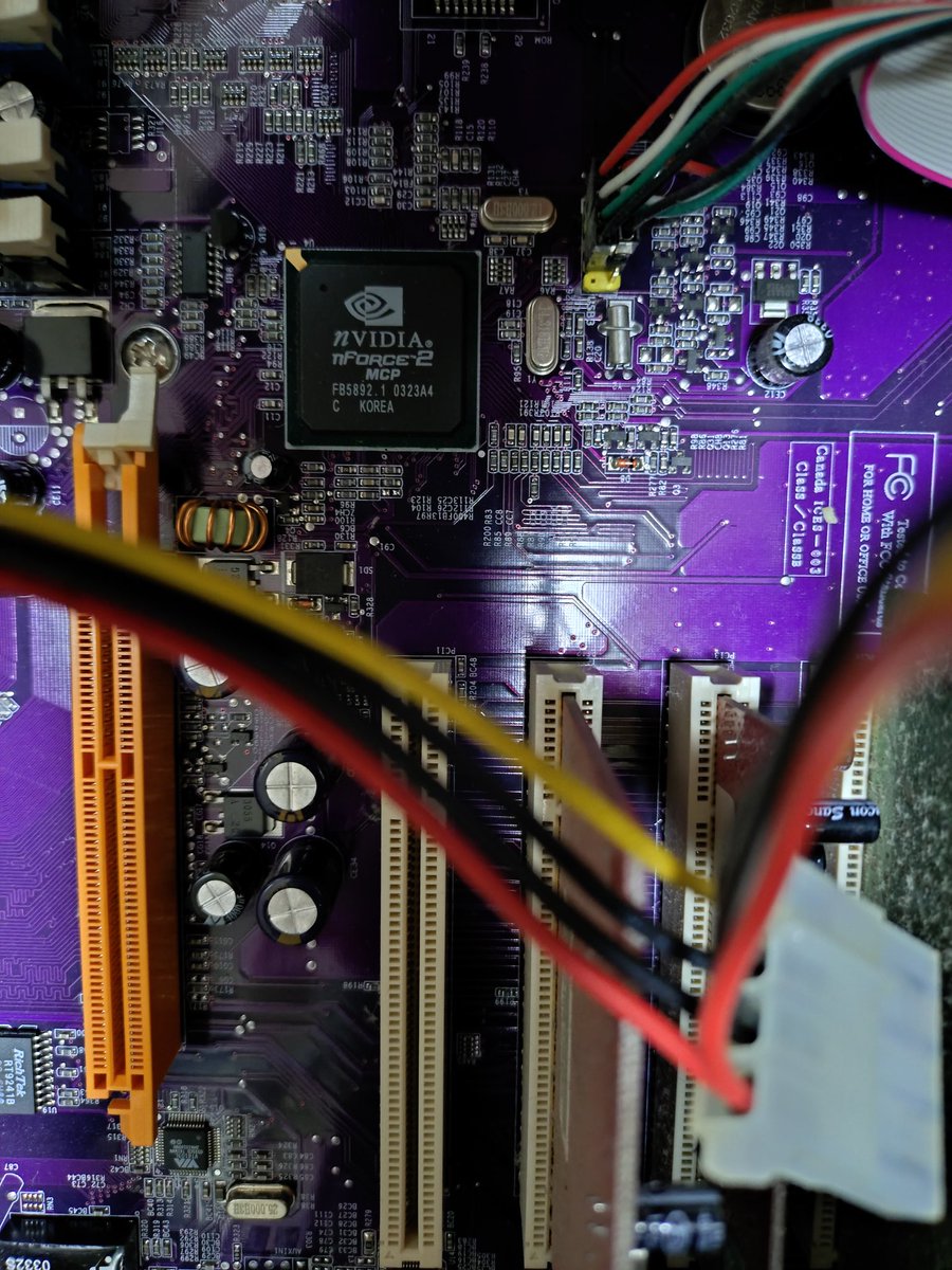 4th23208435's tweet photo. 古いPCを倉庫へ置くためにスペース作ってたら懐かしいPCが…。この頃はnvidiaのチップセットとかあったのねwグラボも懐かしい。AGPスロットとか久しぶりに見たなぁw
#自作PC
#Athlon
#nForce
#ECS https://t.co/zGZ1uet5XG