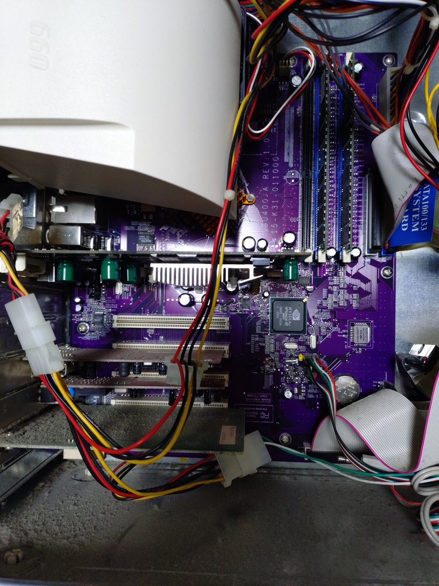 4th23208435's tweet photo. 古いPCを倉庫へ置くためにスペース作ってたら懐かしいPCが…。この頃はnvidiaのチップセットとかあったのねwグラボも懐かしい。AGPスロットとか久しぶりに見たなぁw
#自作PC
#Athlon
#nForce
#ECS https://t.co/zGZ1uet5XG