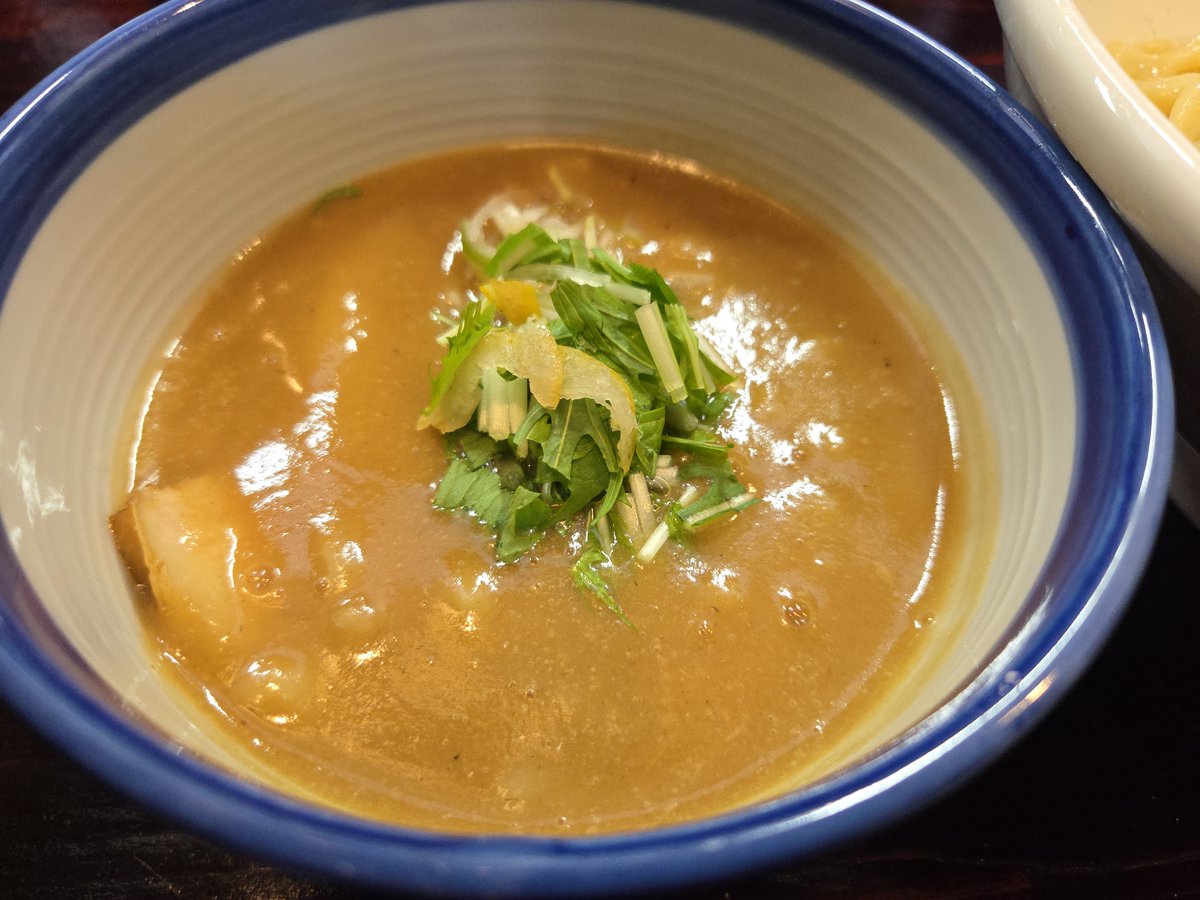 Suikyo2015's tweet photo. つけ麺 蔓（藤沢市）
濃厚つけ麺
本日、吉本家跡地に新規オープンしたつけ麺店。まずは麺。滑らかな肌の弱縮れ太麺は、冷水で締められ、噛みしめる度に力強いコシと香りが楽しめる。トロトロのスープは複雑系の旨味にフルーティな甘みも感じるオリジナル。今後、追加予定とされる淡麗つけ麺も期待大。 https://t.co/dwtycYKP6A