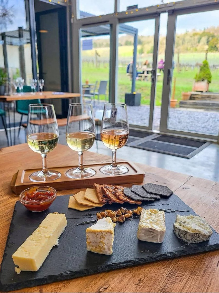 SurreyVineyards's tweet photo. Who's joining us on the Surrey Hills wine route this weekend? It's looking like another glorious opportunity to explore. 🥂🌱☀️

Find seasonal highlights from all our vineyards at https://t.co/BKvILBT9LI ✨️ https://t.co/jyjIQThYa7