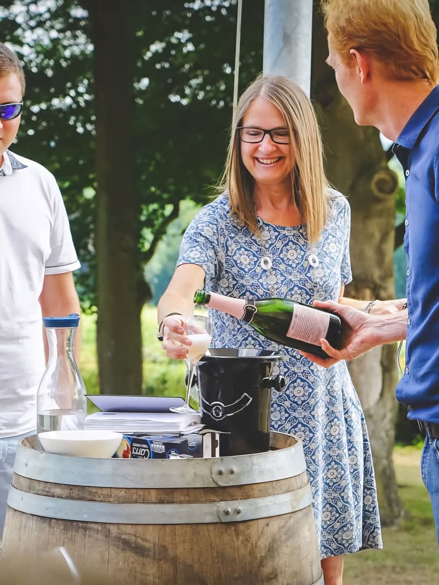 SurreyVineyards's tweet photo. Who's joining us on the Surrey Hills wine route this weekend? It's looking like another glorious opportunity to explore. 🥂🌱☀️

Find seasonal highlights from all our vineyards at https://t.co/BKvILBT9LI ✨️ https://t.co/jyjIQThYa7