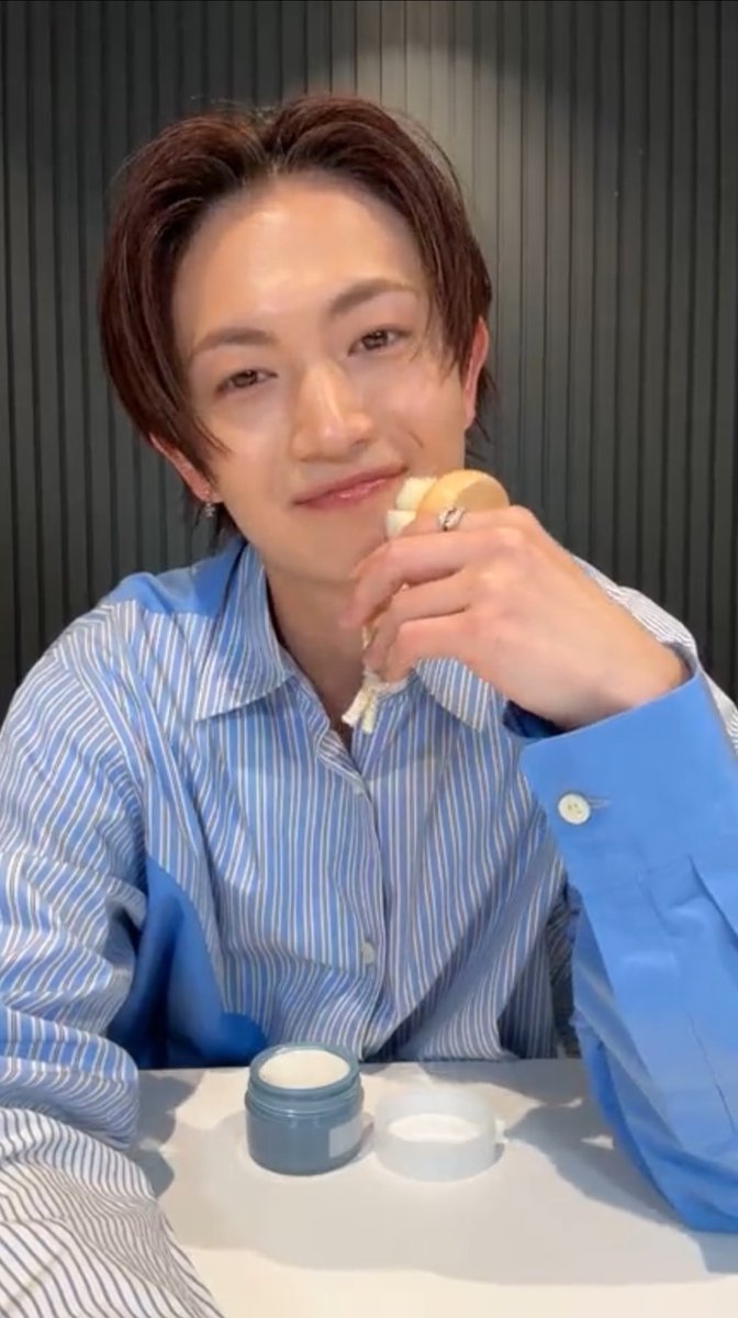 2mlpooctCT31269's tweet photo. インスタライブでフィルター無しなのに綱くん肌綺麗すぎる🥹
配信中ずっと触ってたふわふわブラシ、気になる〜〜〜 https://t.co/vwI0yjMD64
