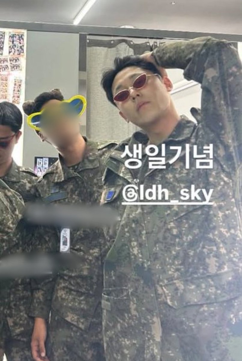 LDH_UPDATE's tweet photo. 250512 Lee Do Hyun from Singer Hwi Hyun instagram story—

Celebrating his birthday with fellow military friends

#LEEDOHYUN #이도현 https://t.co/l4ezaRoKFi