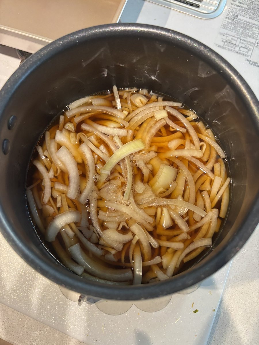 cocoooooo17's tweet photo. 娘が大きくなってきたので初めて親子丼を食べさせてあげようと思い作り始めたんだけど、
酒じゃなくて酢を入れたことに今気づきました…

大事なたまねぎ…
初めての親子丼…
どうしよう… https://t.co/xRU5RDaxoV