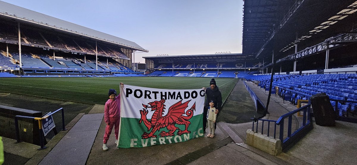 portunder5's tweet photo. A privilege, honour, and absolute cracking time at the @EITC #juniorsleepout - The team worked all evening to provide us with fun and interesting activities. Also great to see the @the1878s discussing some of their flags and letting us have a wave.  
@Everton https://t.co/4JSla7ykWe