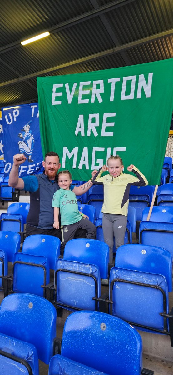 A privilege, honour, and absolute cracking time at the <a href="/EITC/">Everton in the Community</a> #juniorsleepout - The team worked all evening to provide us with fun and interesting activities. Also great to see the <a href="/the1878s/">The 1878s</a> discussing some of their flags and letting us have a wave.  
<a href="/Everton/">Everton</a>
