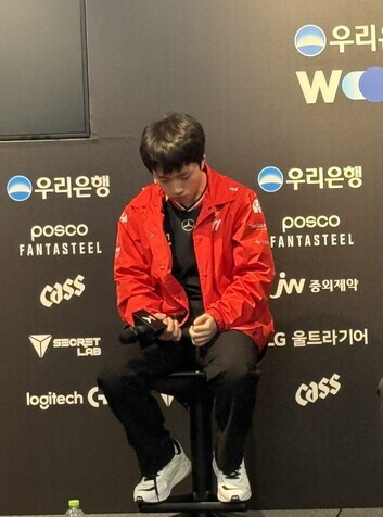 Fvck everyone, I seriously can’t stand seeing Keria like this. He looks so sad 😔