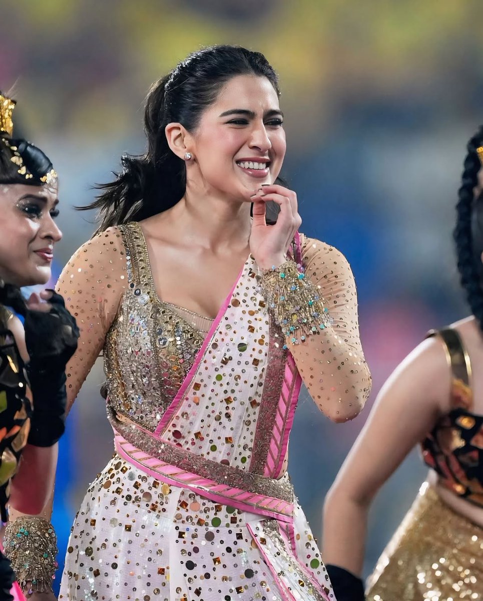 bollywood4200's tweet photo. I can't get enough of Sara Ali Khan's infectious energy and charm on screen! Who else is a fan? 🎬💖 #Bollywood #SaraAliKhan https://t.co/LydwqhFP2t