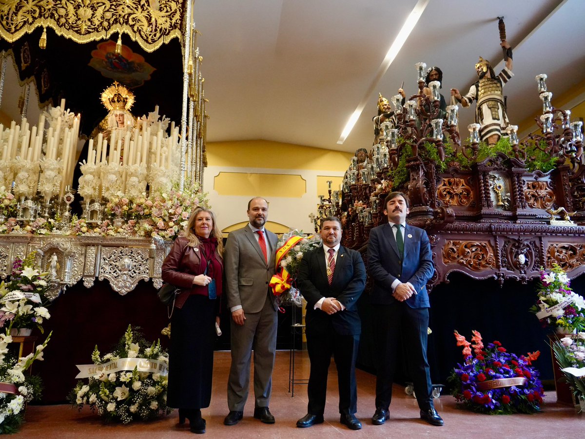 VOX_SevCapital's tweet photo. ‼️Comenzamos el #SabadoDePasion visitando a la Hermandad de la Milagrosa @MilagrosaHdad a la que hacemos entrega de una ofrenda floral a sus sagrados titulares. https://t.co/AVvKlqcpii